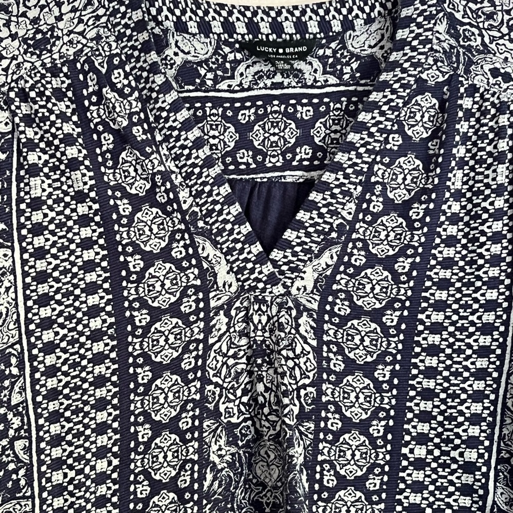 Lucky Brand Navy Blue and White V-Neck Graphic 3/4 Sleeve Blouse - Picture 4 of 5